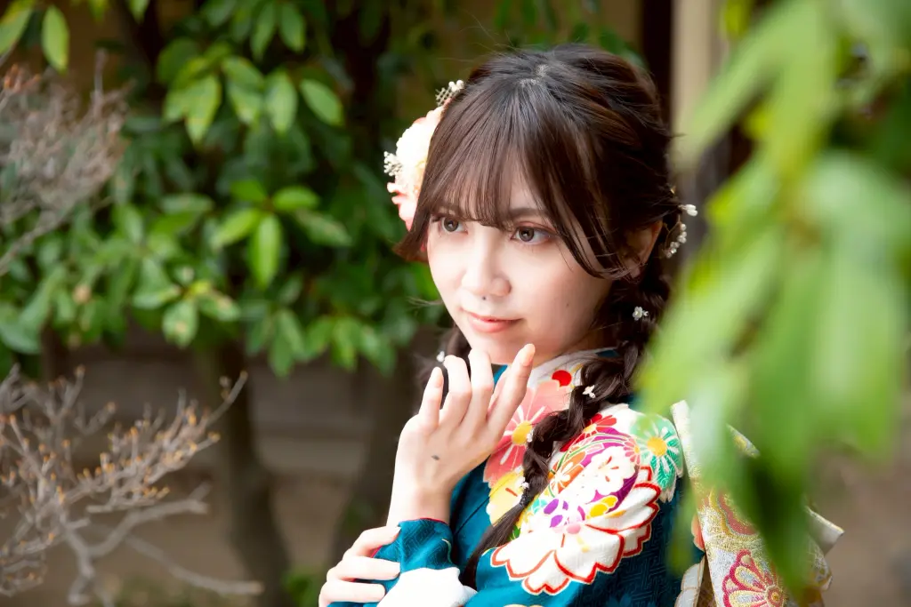 青色の振袖を着た女性