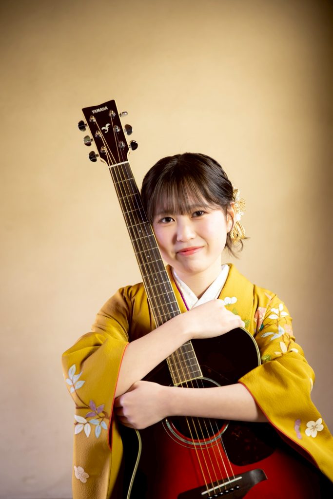 黄色の振袖を着た女性