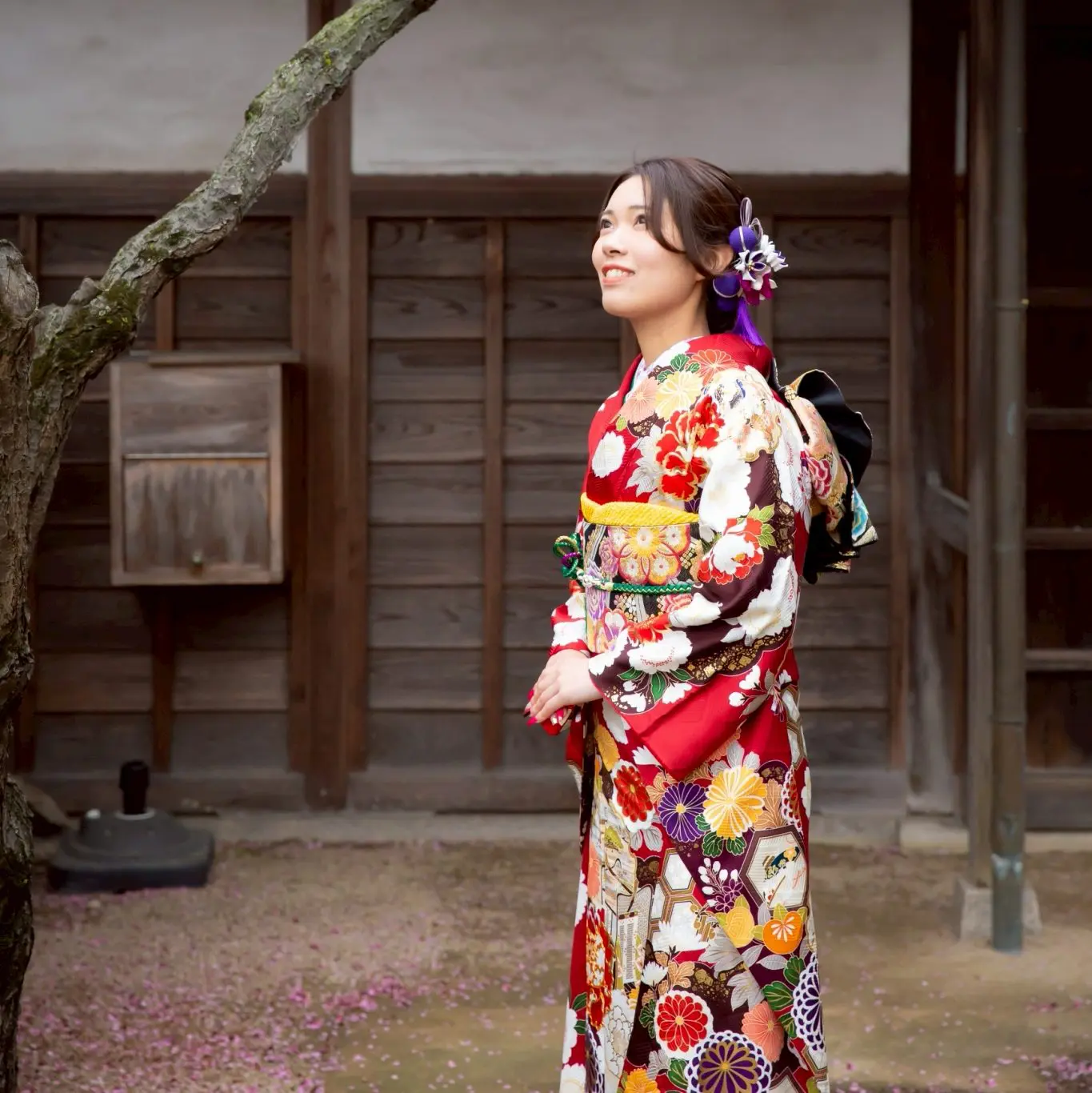 赤い振袖姿で立っている女性