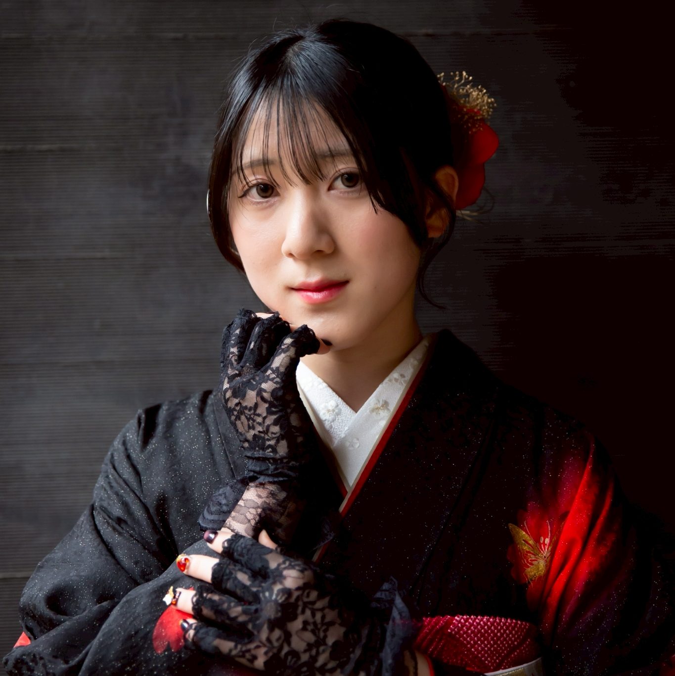 黒色の振袖を着た女性