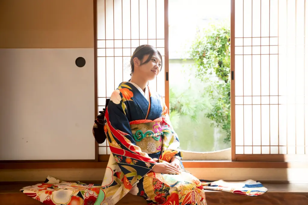 紺色の振袖を着た女性
