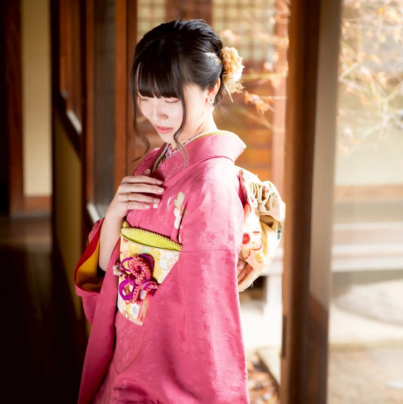 ピンク色の振袖を着た女性