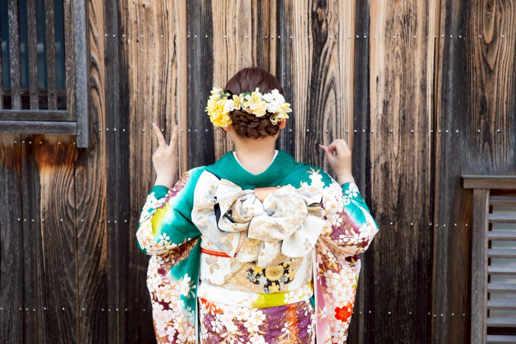 二十歳ポーズをする女性