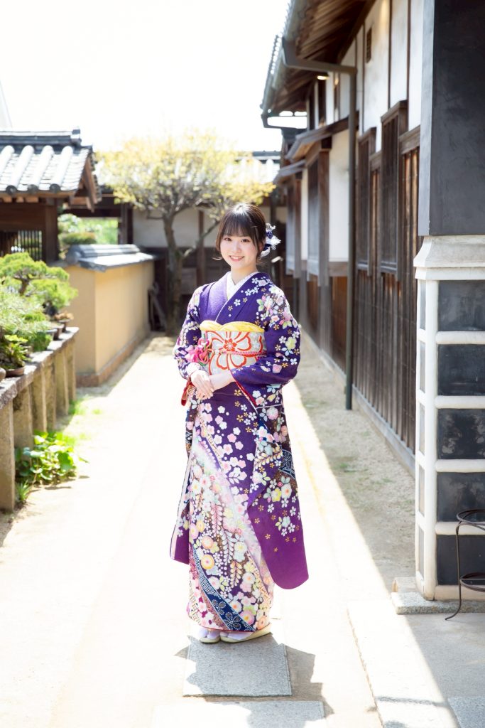 振袖を着て立つ女性