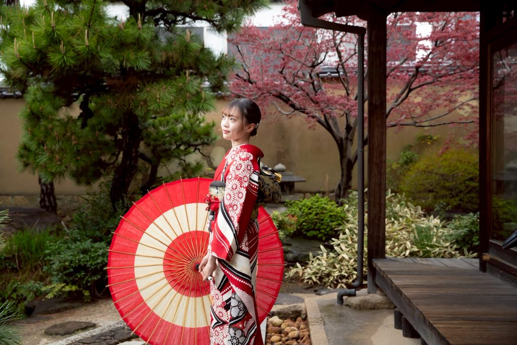 赤い絞り柄の振袖を着た女性