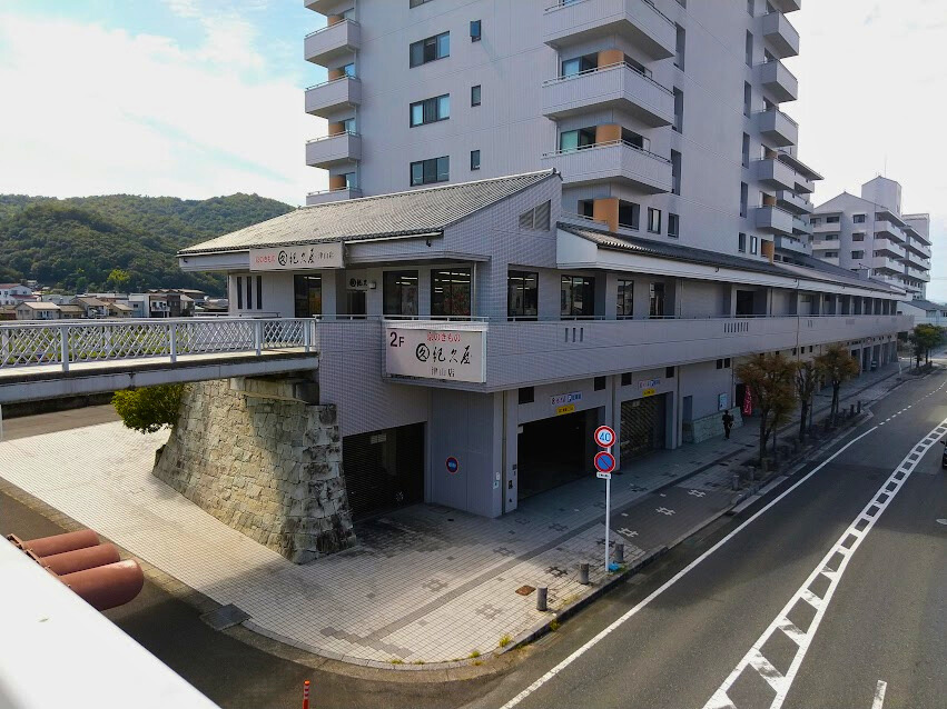 陸橋から見た紀久屋津山店