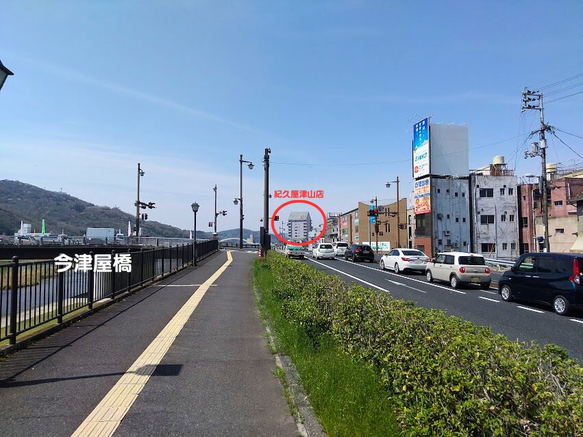 今津屋橋北側交差点から見える紀久屋津山店