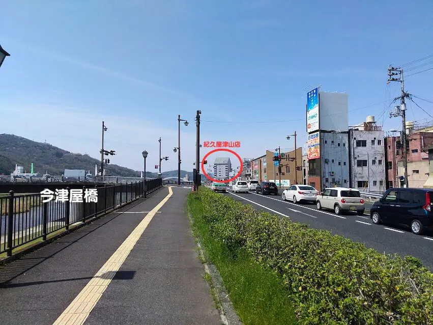 今津屋橋北側交差点から見える紀久屋津山店