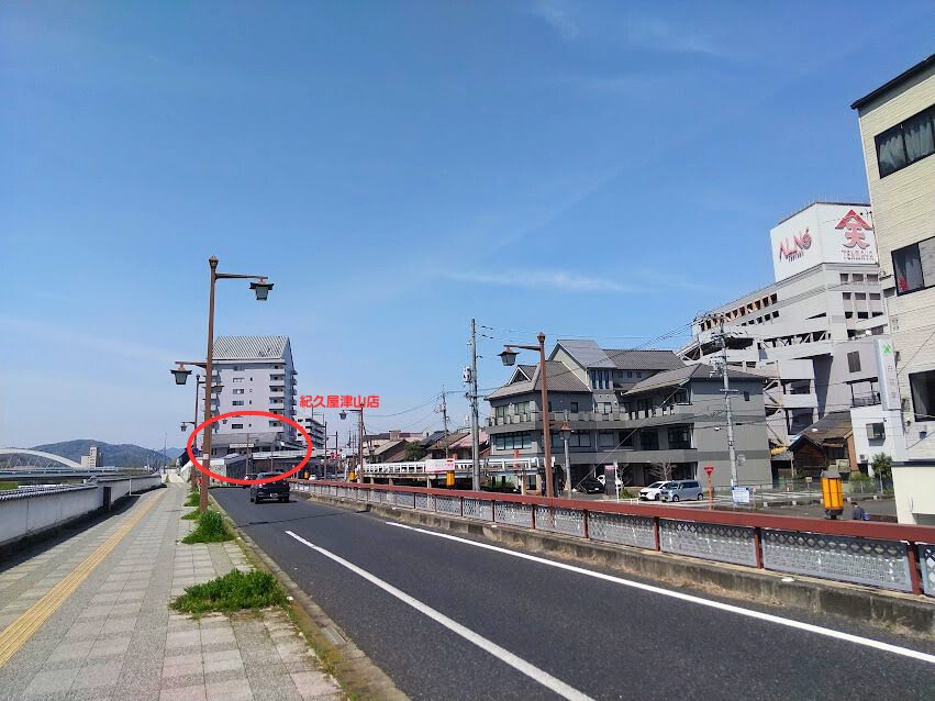 今津屋橋方向から紀久屋津山店を望む