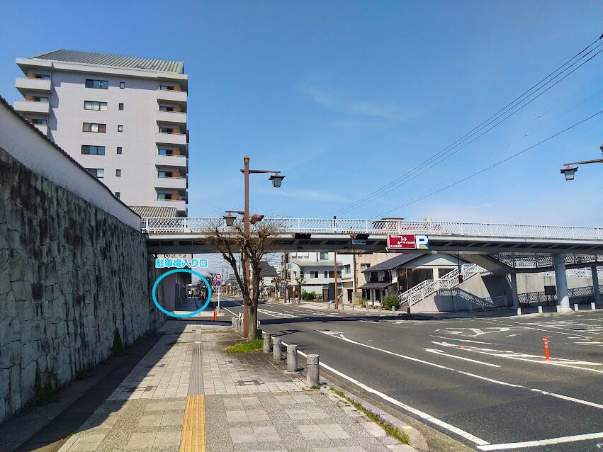 紀久屋津山店前交差点から、紀久屋津山店駐車場入り口