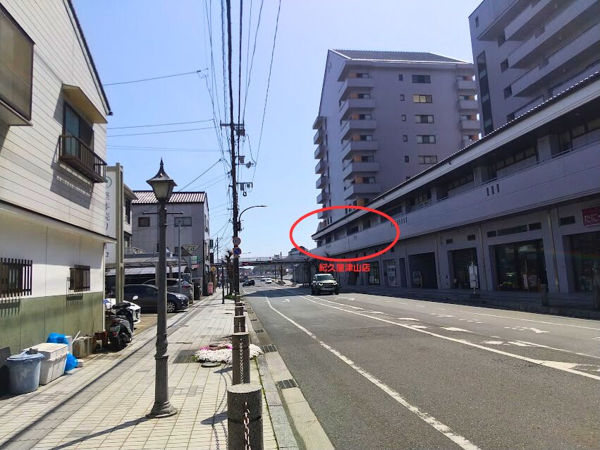 今井橋方向から紀久屋津山店を望む