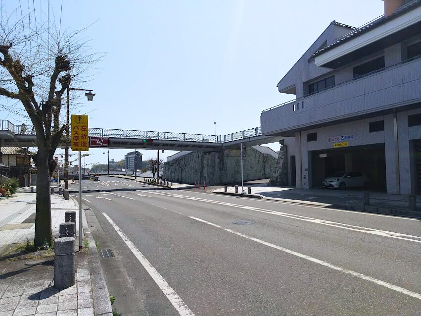 紀久屋津山店前交差点と紀久屋津山店駐車場