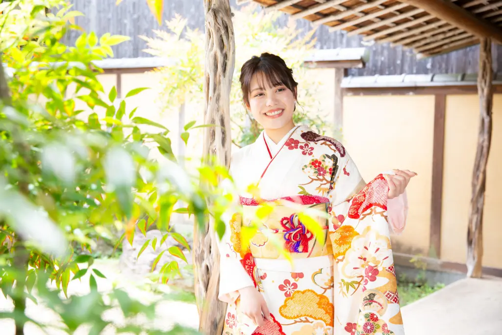 白い振袖の袖を広げる女性