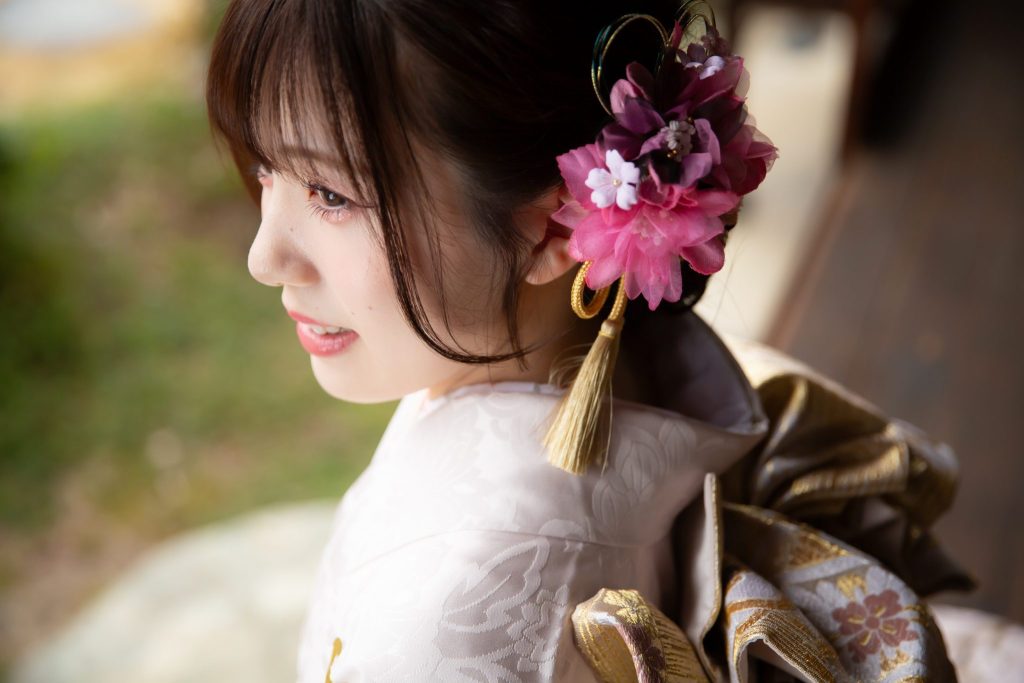 ピンクの花の髪飾りをつけた振袖の女性