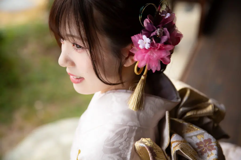 ピンクの花の髪飾りをつけた振袖の女性