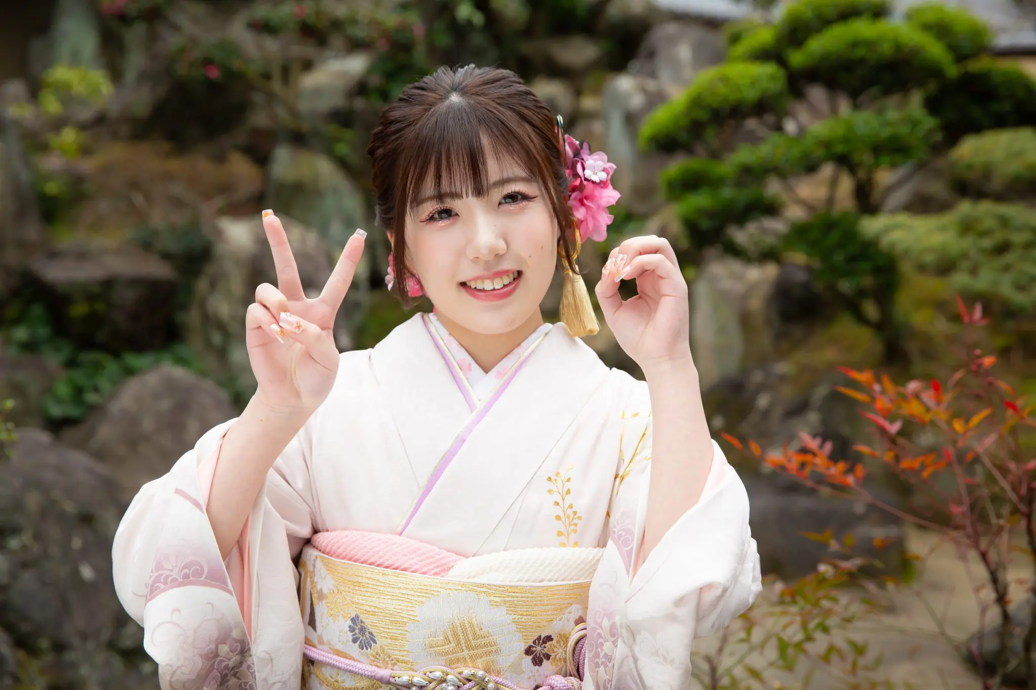 二十歳ポーズをする女性