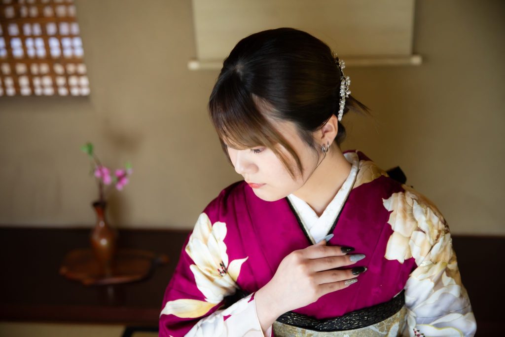 紫色の振袖を着た女性