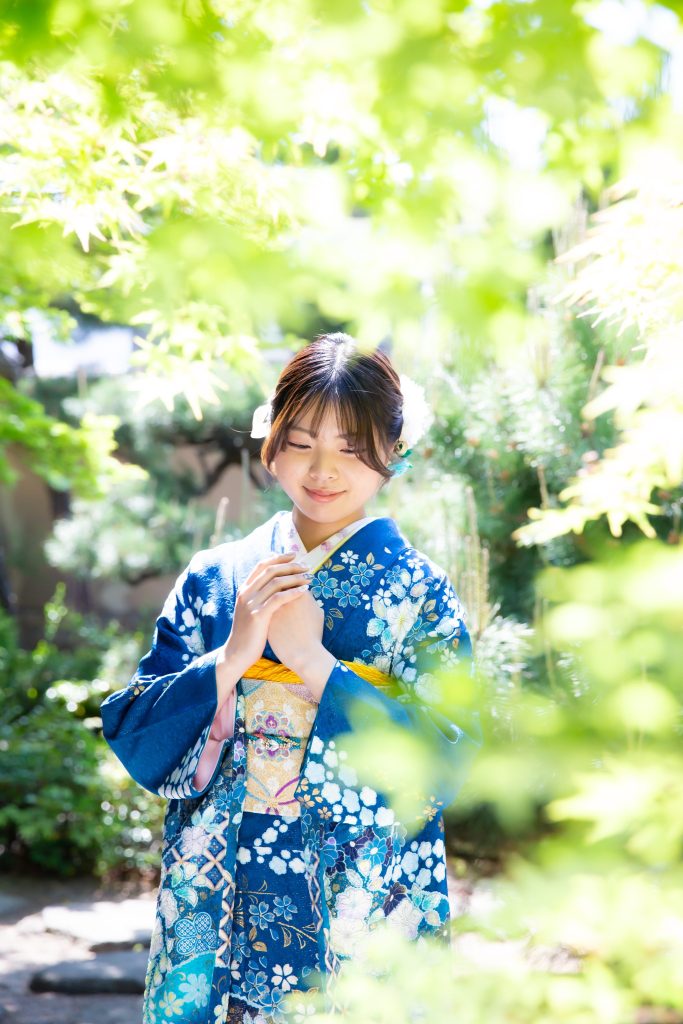 緑の中に立つ女性