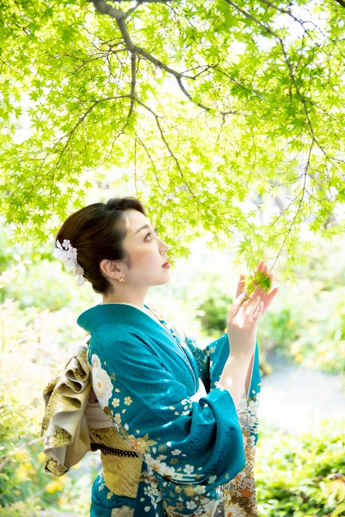 緑のなかでポーズをとる女性