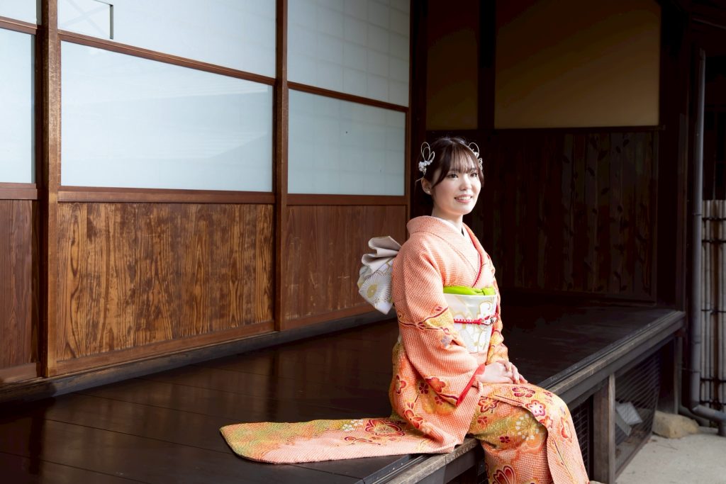 総絞の振袖に白地の帯を合わせたコーディネート