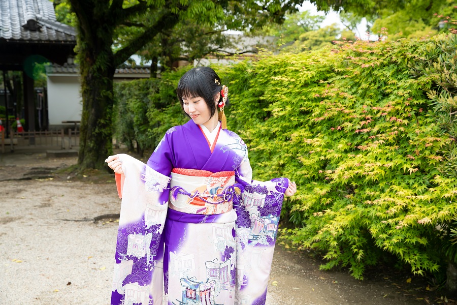 紫色の振袖を着た女性