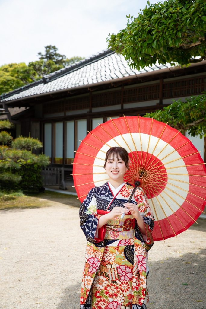 古典柄の振袖を着た女性