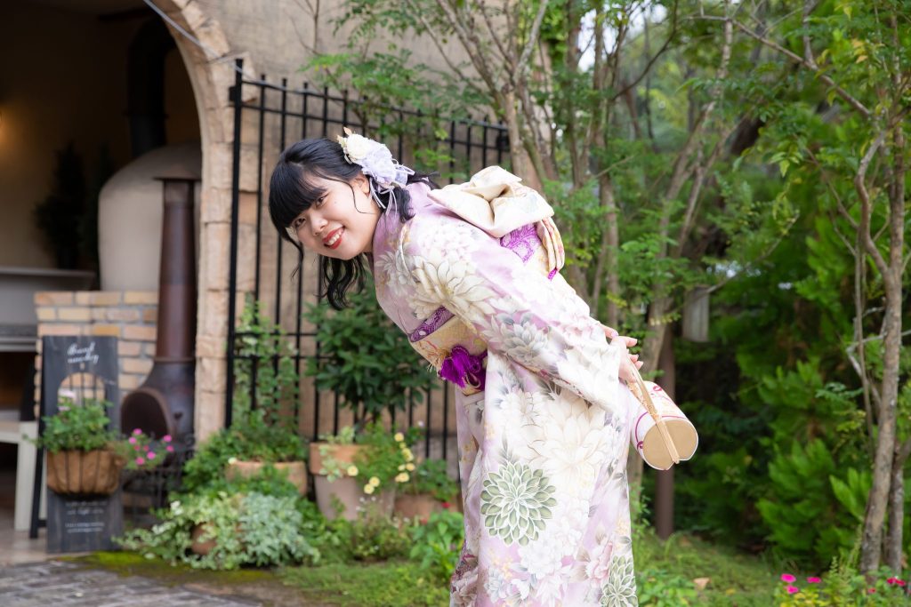 薄いピンク色の振袖を着た女性