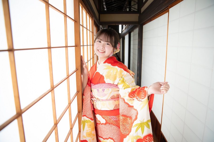 笑顔の振袖を着た女性