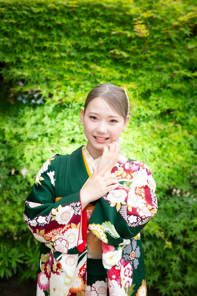 緑色の振袖を着た女性