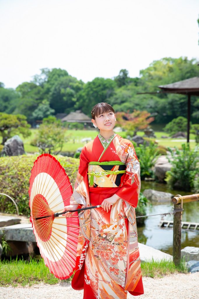 赤いママ振袖を着た女性