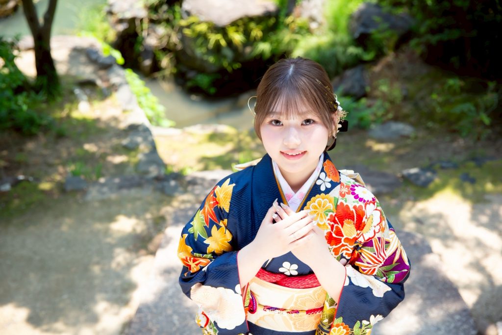 庭園でかわいいポーズをする女性