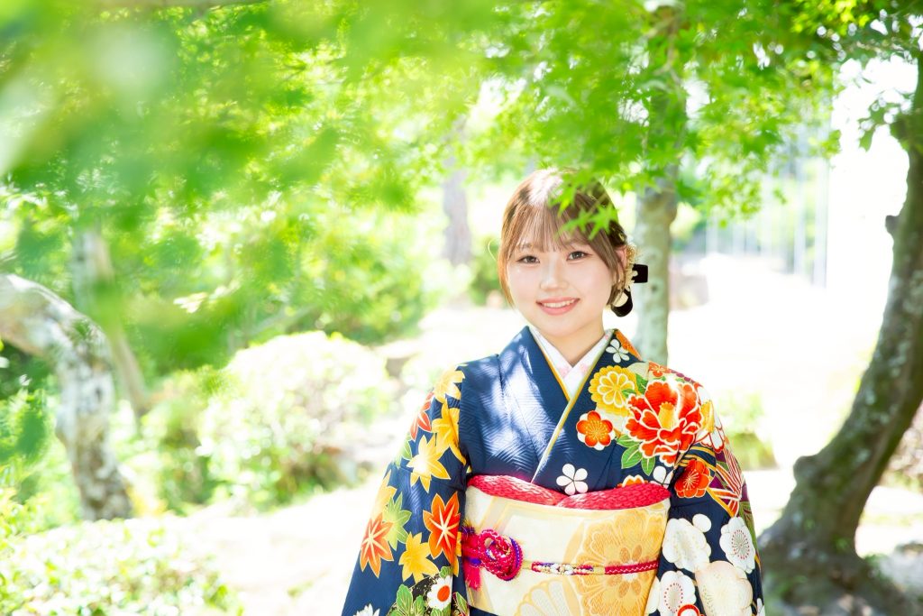 青色の振袖を着た女性