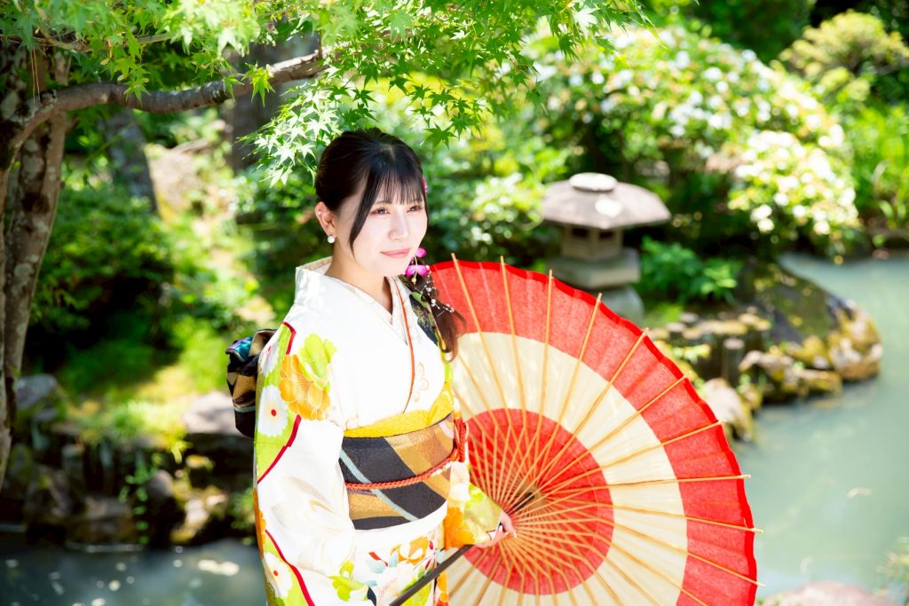 振袖姿で傘を持つ女性