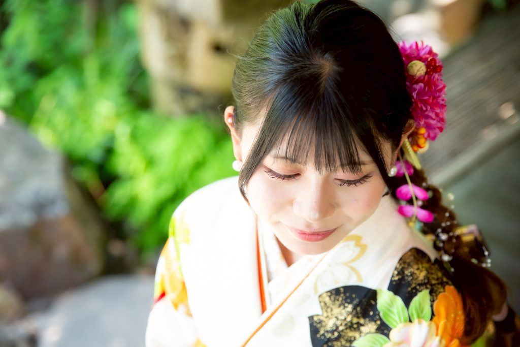 白い振袖を着た女性