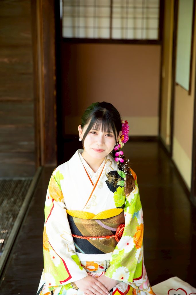 白と黄緑色の振袖を着た女性