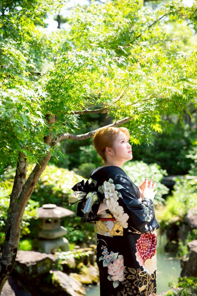 黒色の振袖を着た女性