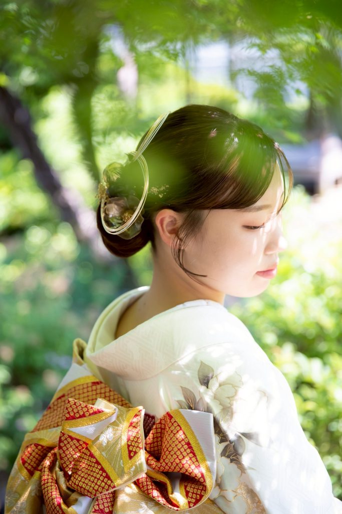 白色の振袖を着た女性