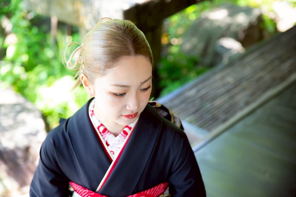 可愛い刺繍衿をつけた振袖姿の女性