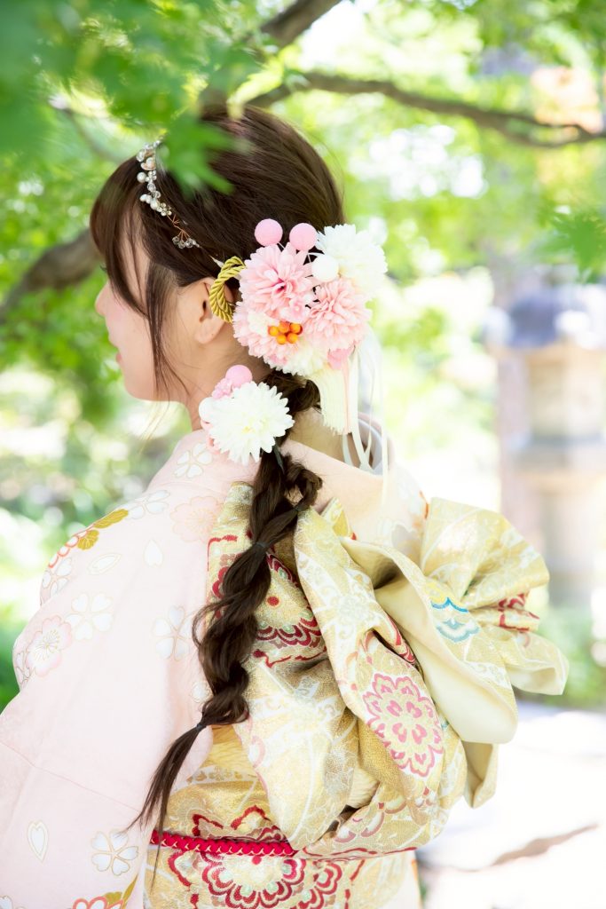 ピンク色の振袖を着た女性