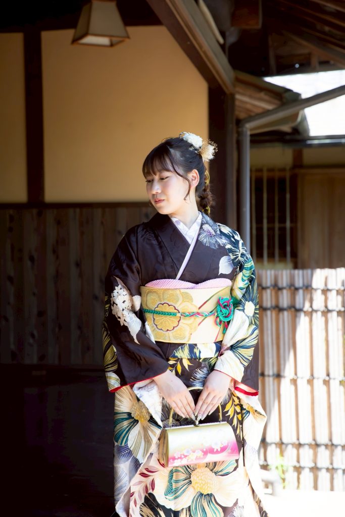 茶色の振袖を着た女性