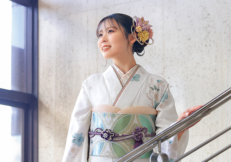 白い振袖を着た女性