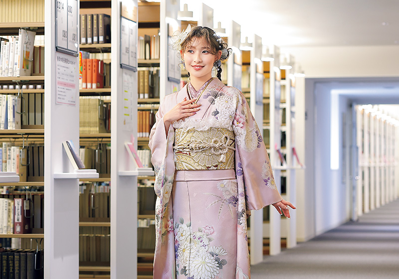 ピンク色の振袖を着た女性