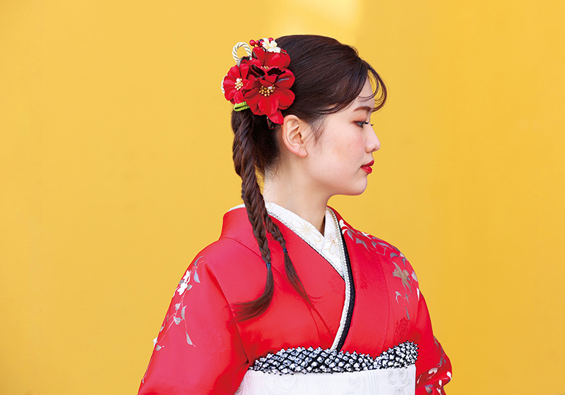 赤いママ振袖を着た女性