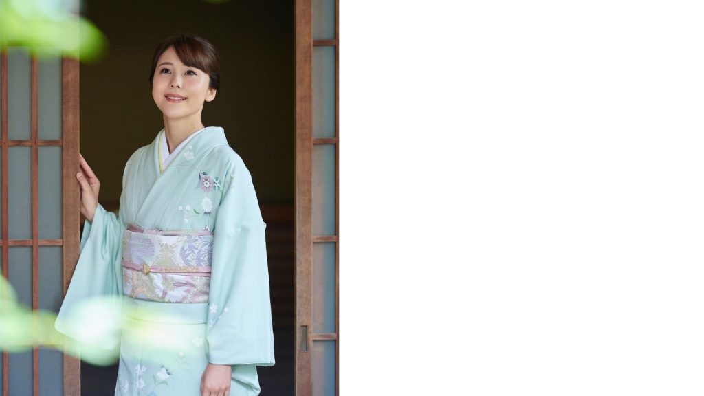 薄水色の訪問着を着た女性