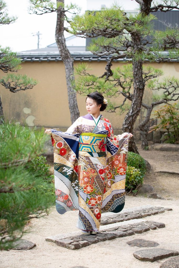 古典柄の振袖を着た女性