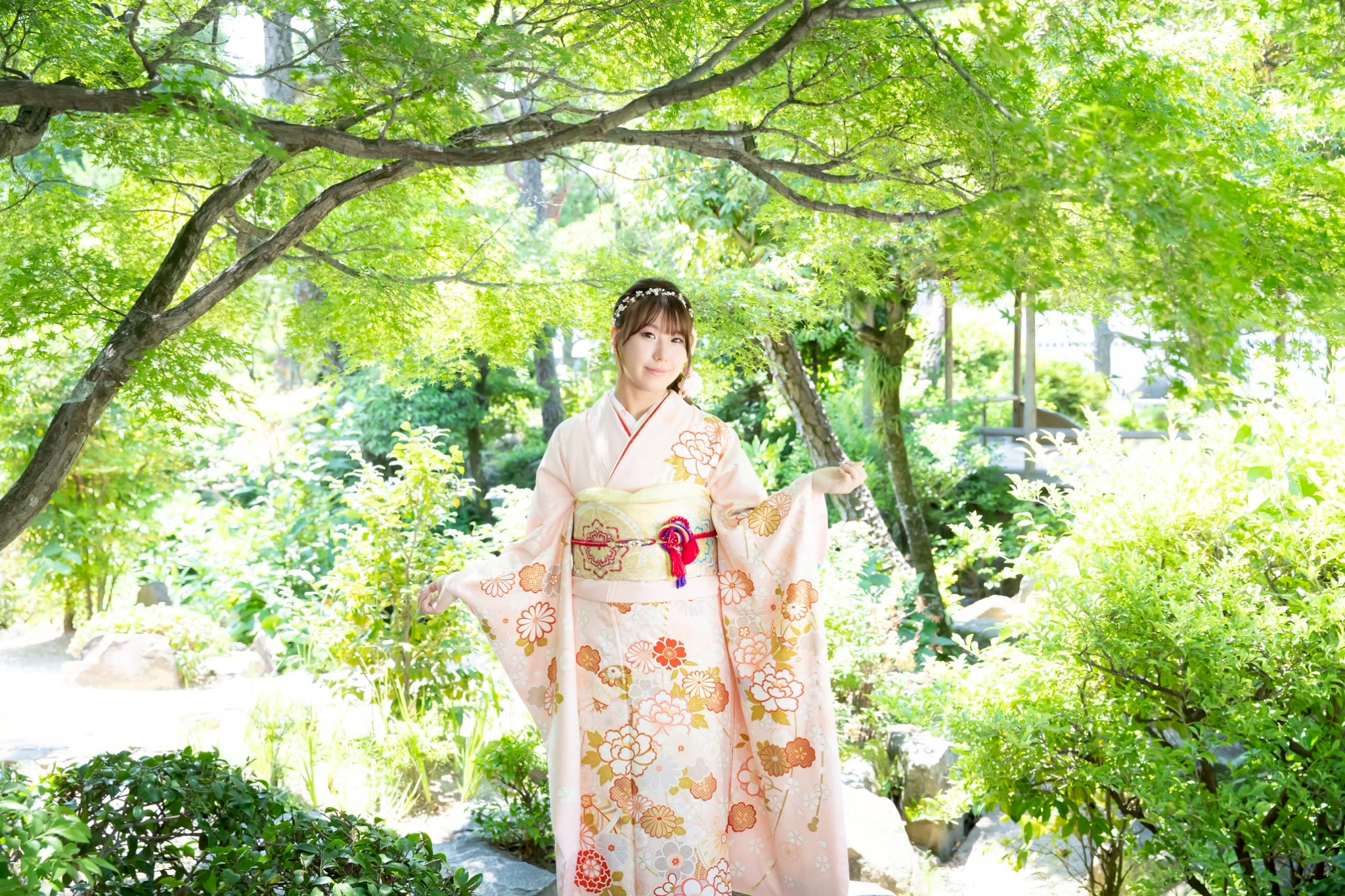 ピンク色の振袖を着た女性