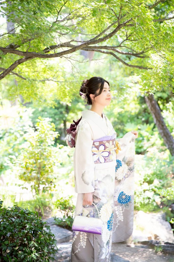 フェミニンな振袖を着た女性