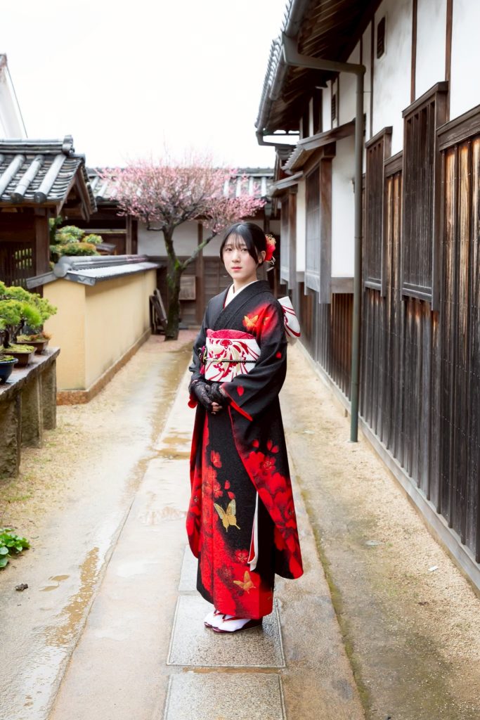 モードな振袖を着た女性