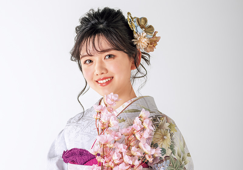 紫色の振袖を着た女性