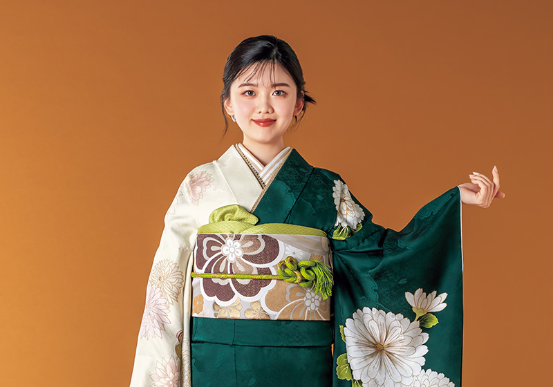 緑色と白の振袖を着た女性